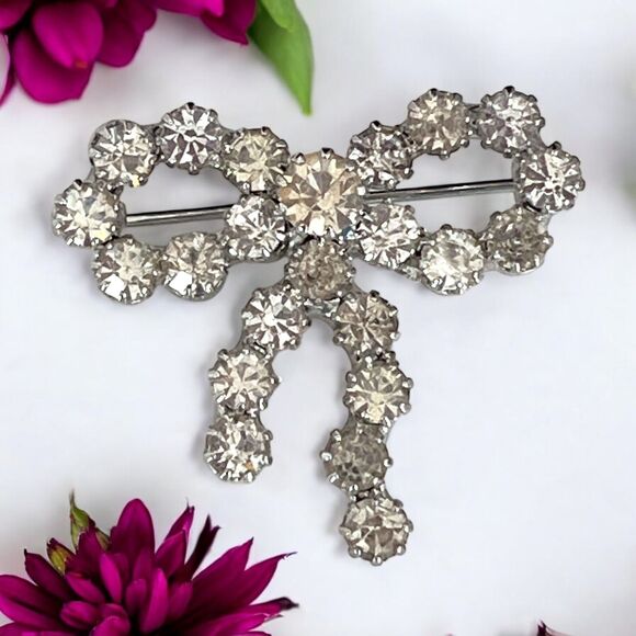 Vintage Rhinestone Pin Silver Tone Prong Set Crystal Mid Century Retro 10Q - Picture 1 of 5